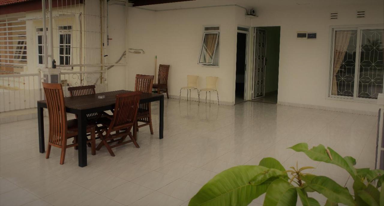 Hotel Aquina House à Bogor Extérieur photo