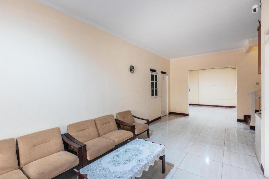 Hotel Aquina House à Bogor Extérieur photo